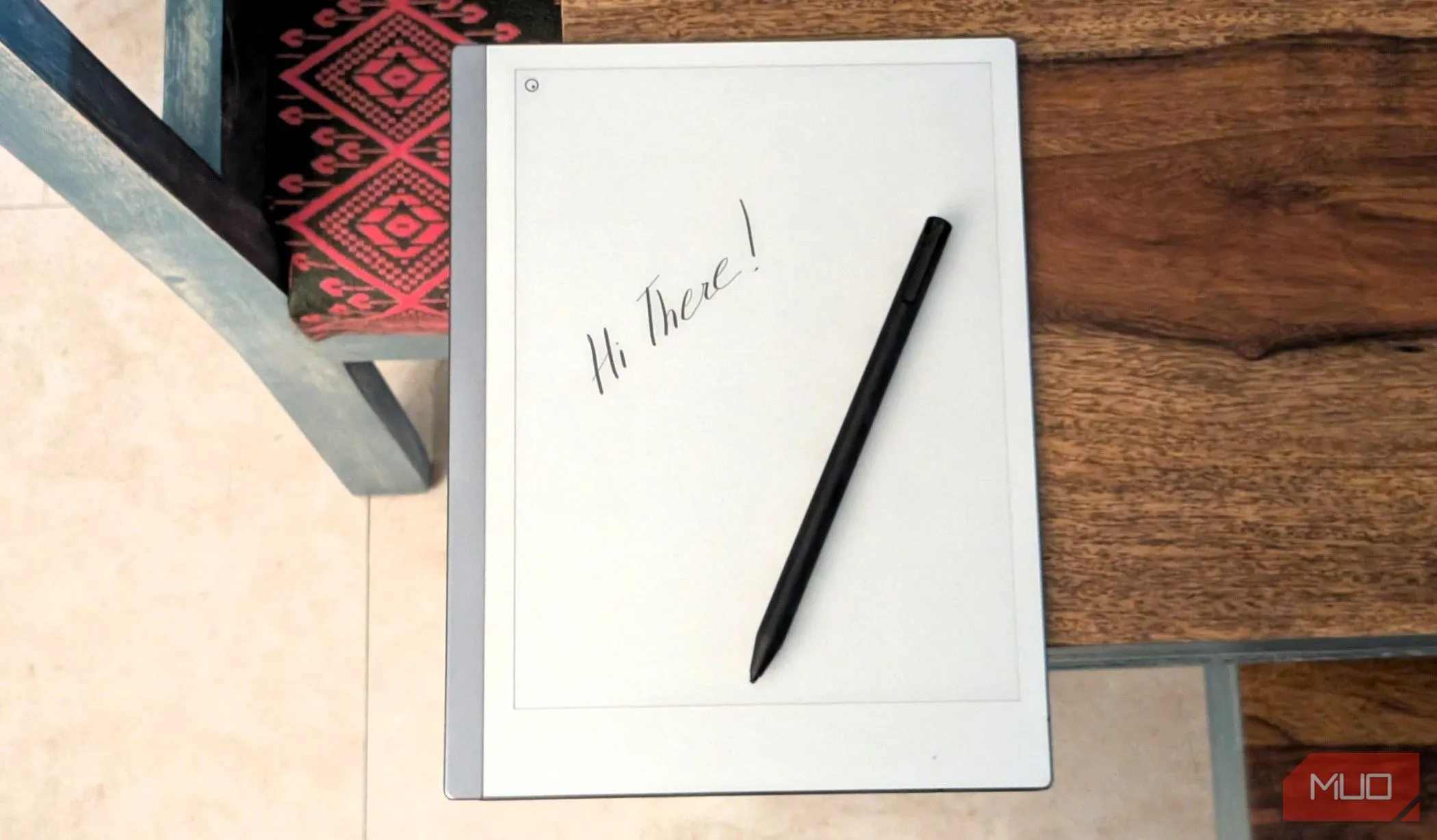 Máy tính bảng giấy reMarkable 2 màu đen cùng bút cảm ứng Marker trên bàn làm việc, thể hiện thiết kế tối giản, tập trung.