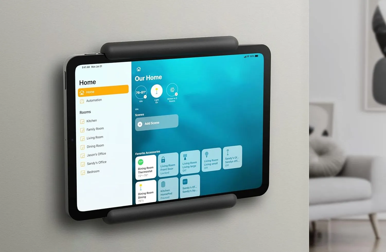 Máy tính bảng iPad được sử dụng như một bộ điều khiển trung tâm nhà thông minh (Smart Home Hub), cho phép điều khiển các thiết bị IoT khác trong gia đình.