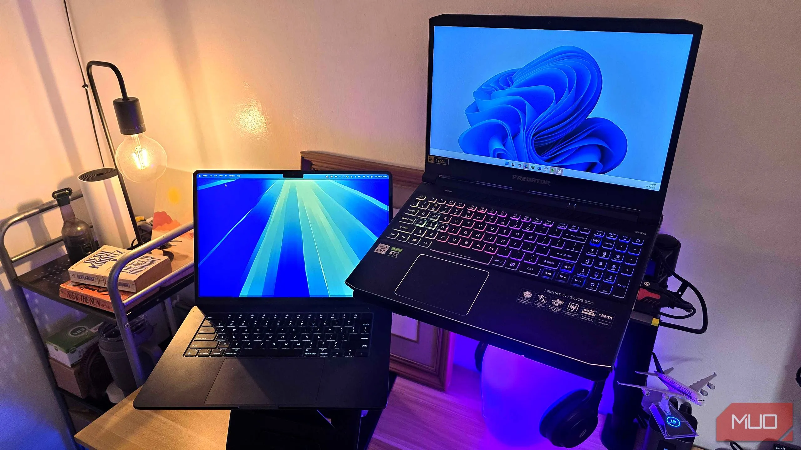 Máy tính xách tay chạy Windows 11 và macOS hiện đại, minh họa cho khả năng khởi động nhanh nhờ ổ SSD.