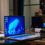 Máy tính xách tay Windows đang mở với các biểu tượng ứng dụng trên màn hình nền