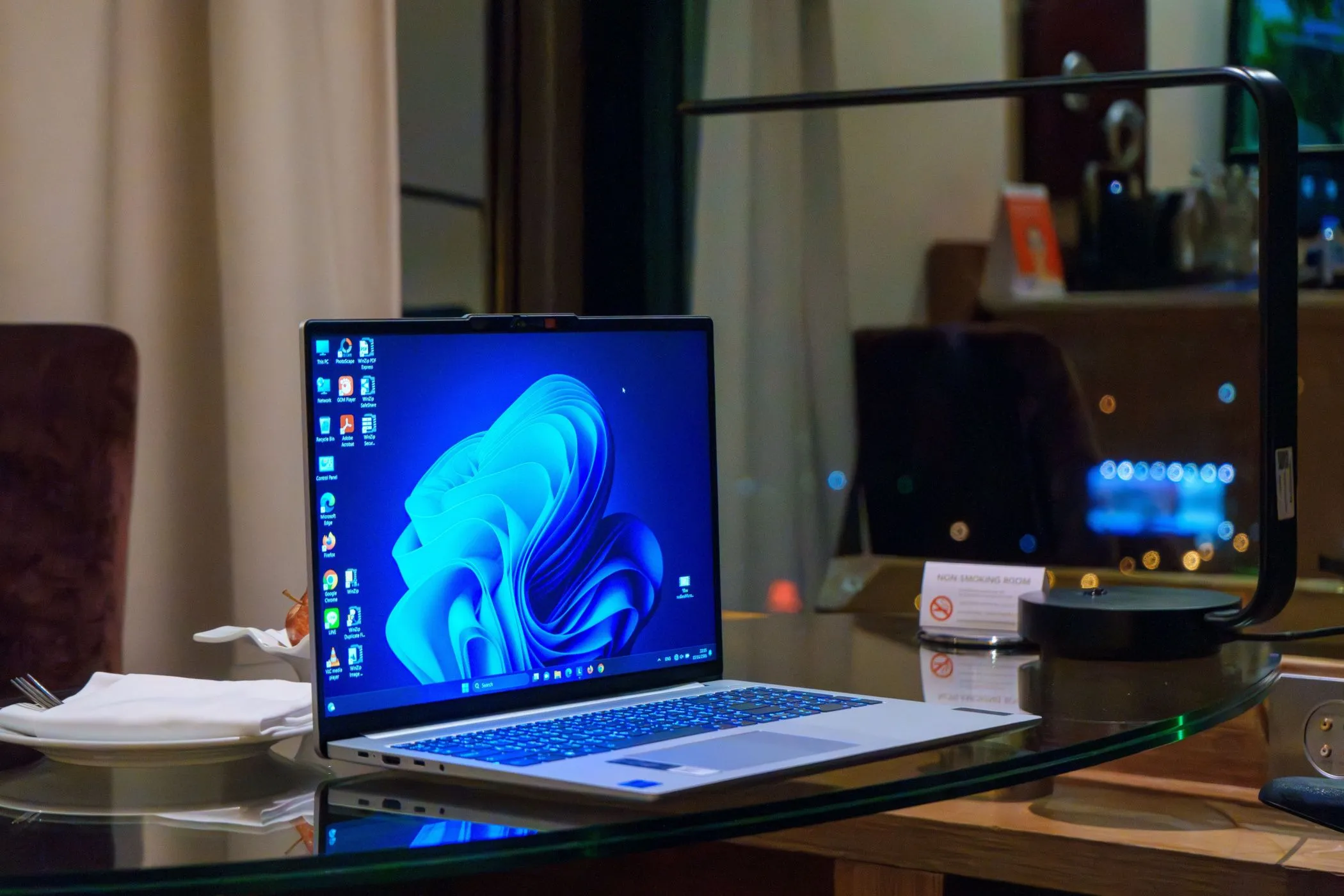 Máy tính xách tay Windows đang mở với các biểu tượng ứng dụng trên màn hình nền