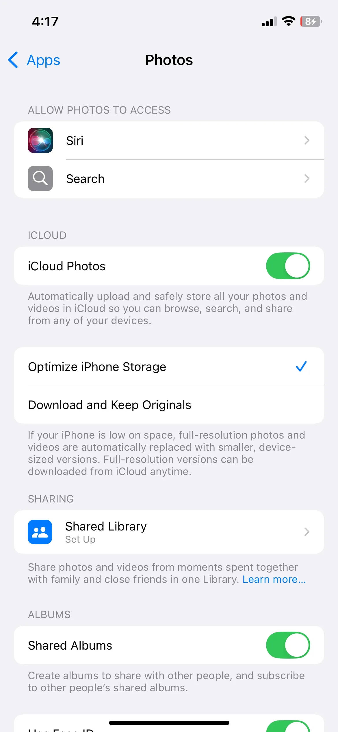 Menu cài đặt Ảnh trên iPhone, bao gồm tùy chọn tối ưu hóa dung lượng lưu trữ iPhone bằng cách lưu trữ ảnh độ phân giải gốc trên iCloud.
