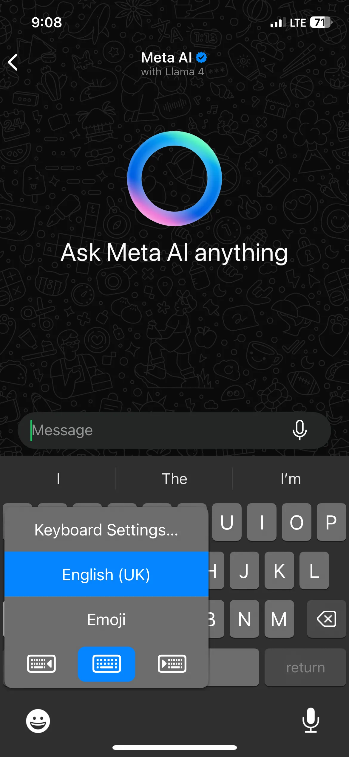 Menu cài đặt bàn phím iPhone hiển thị khi nhấn giữ nút biểu tượng cảm xúc.
