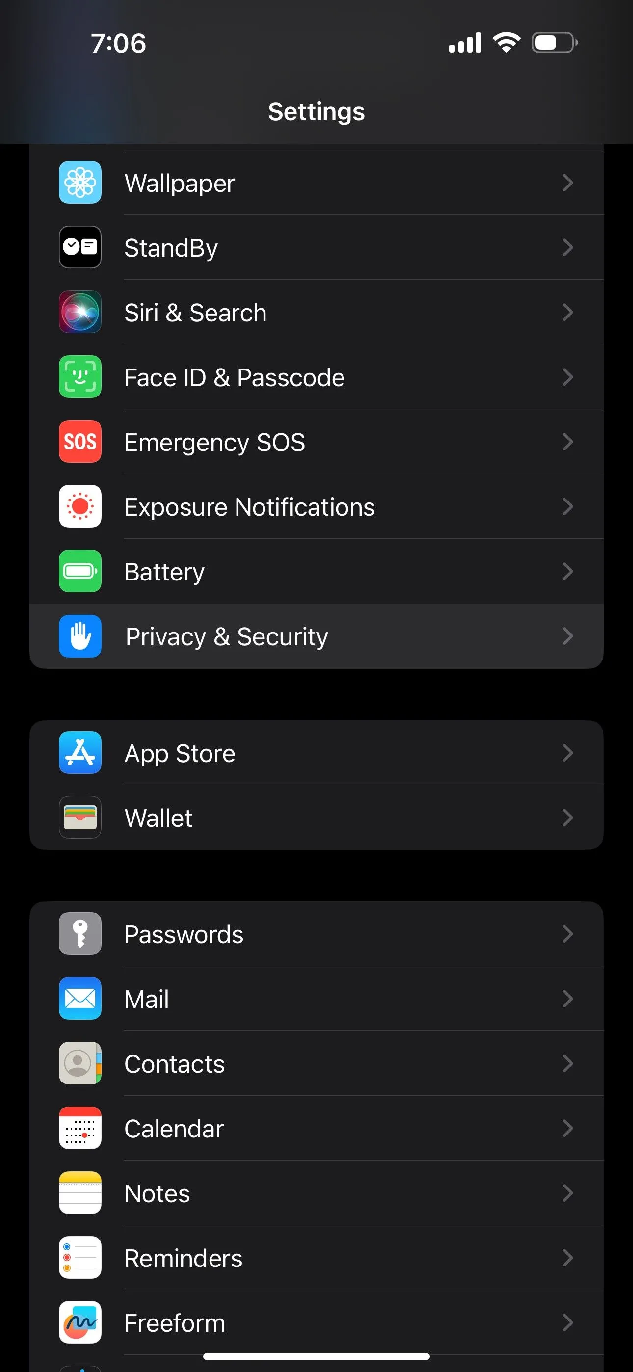 Menu cài đặt Dịch vụ định vị (Location Services) trên iPhone, cho phép quản lý quyền truy cập vị trí của từng ứng dụng để bảo toàn pin