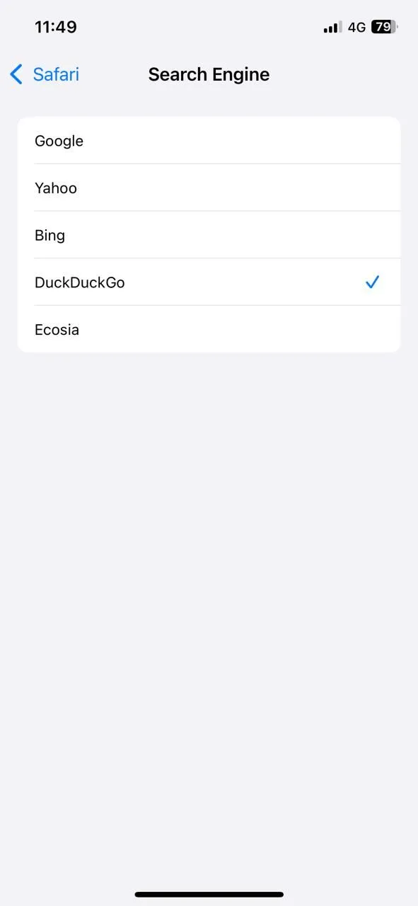 Menu lựa chọn công cụ tìm kiếm mặc định trong cài đặt Safari trên iPhone, hiển thị các tùy chọn như DuckDuckGo.