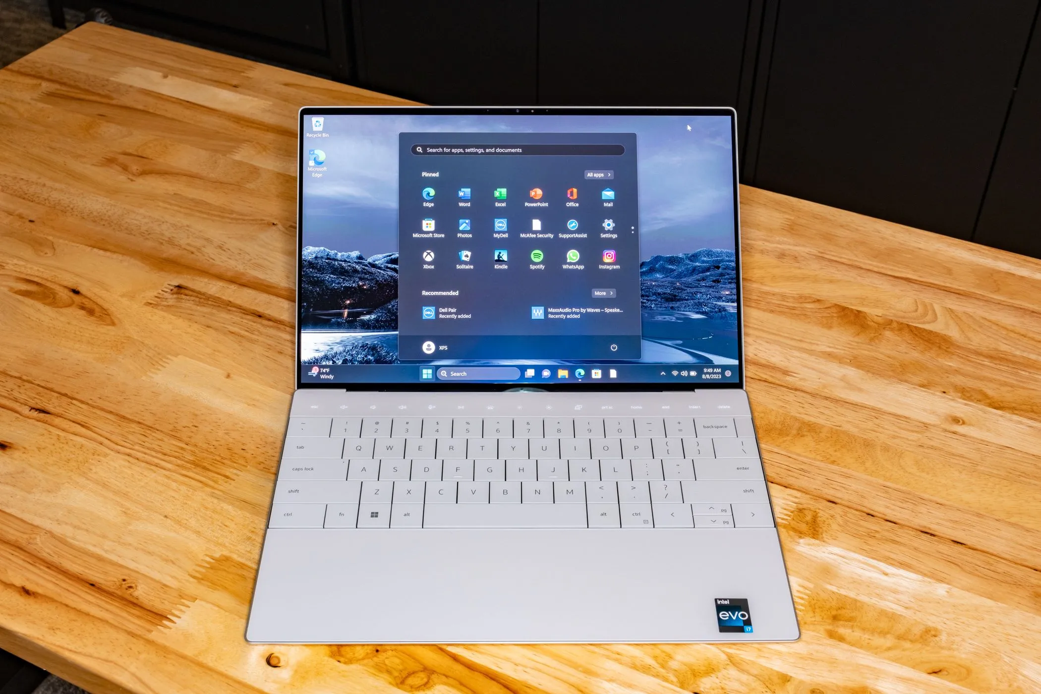 menu Start của Windows trên laptop Dell XPS 13 Plus, minh họa hệ điều hành phổ biến với những lo ngại về quyền riêng tư.