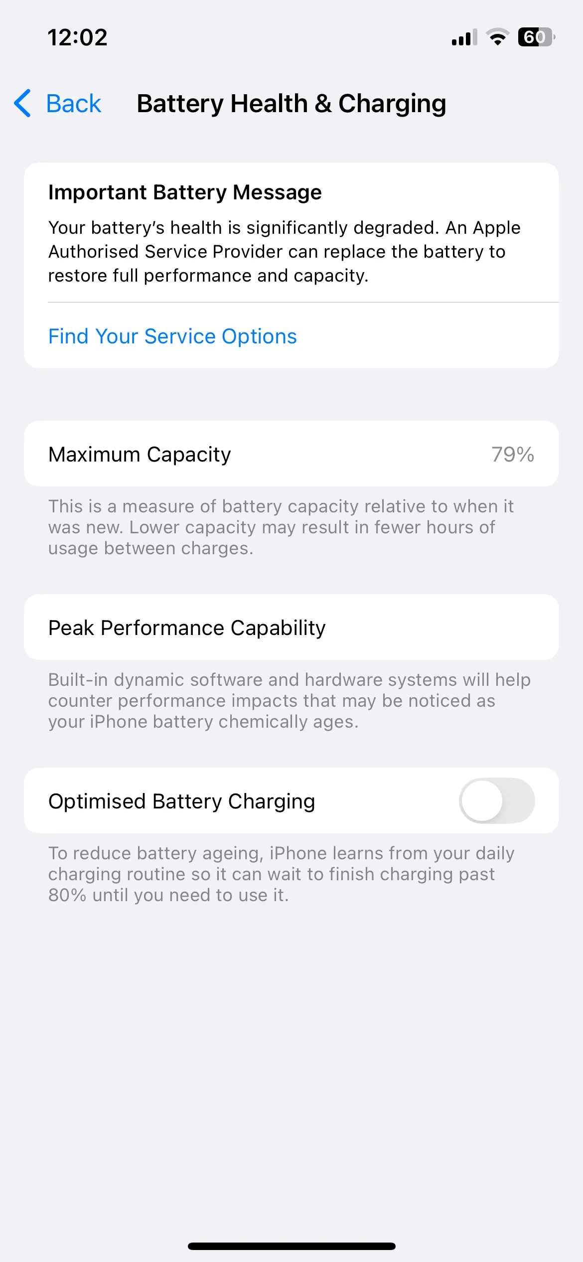 Menu Tình Trạng Pin iPhone, hiển thị phần trăm dung lượng tối đa của pin, giúp người dùng xác định khi nào cần thay pin iPhone để cải thiện hiệu suất và thời lượng sử dụng.