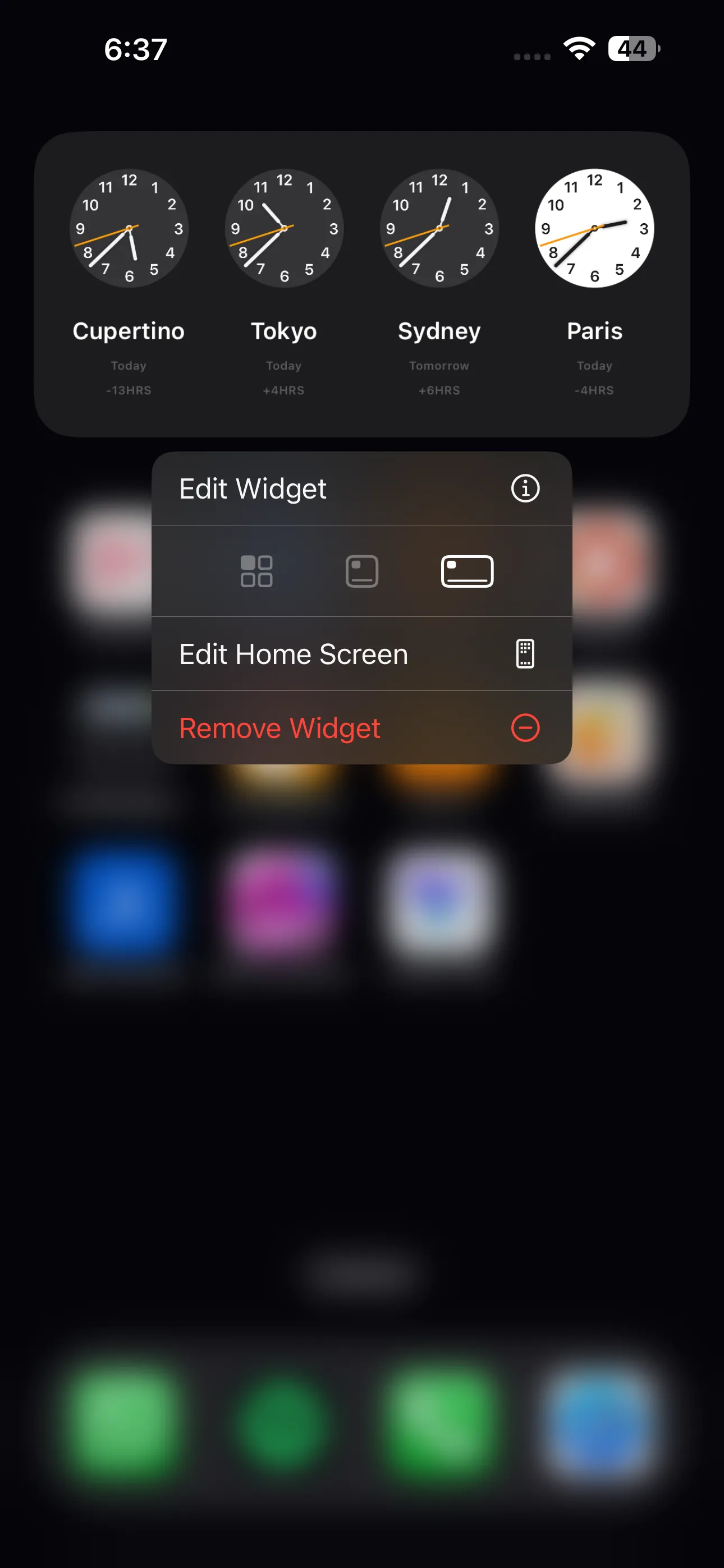 Menu tùy chọn xuất hiện khi nhấn giữ widget đồng hồ hình chữ nhật để chỉnh sửa múi giờ