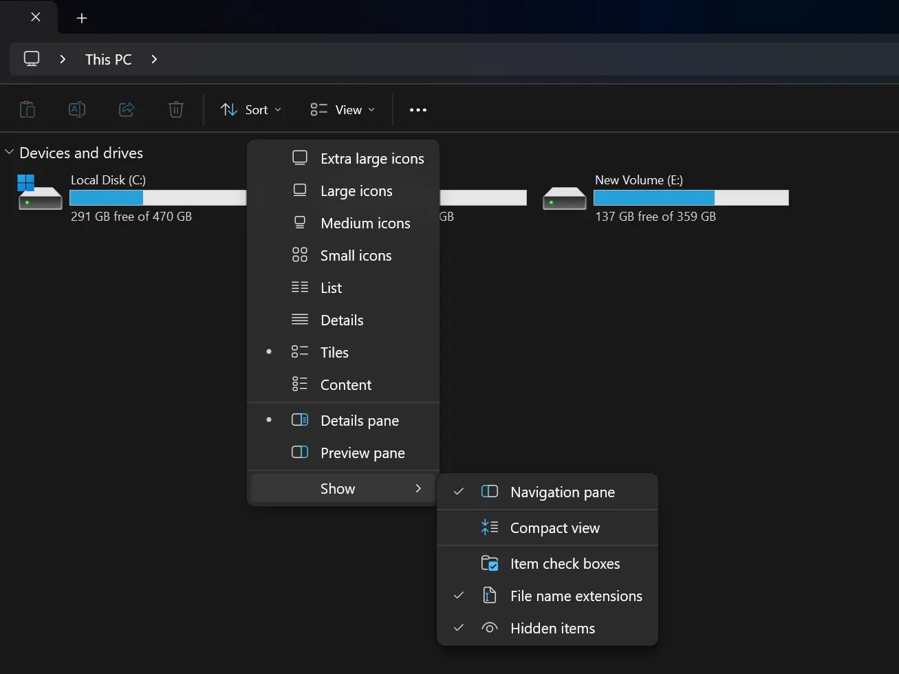 Menu View trong Windows File Explorer với tùy chọn hiển thị phần mở rộng tên tệp (File name extensions) đã được kích hoạt, nâng cao bảo mật.