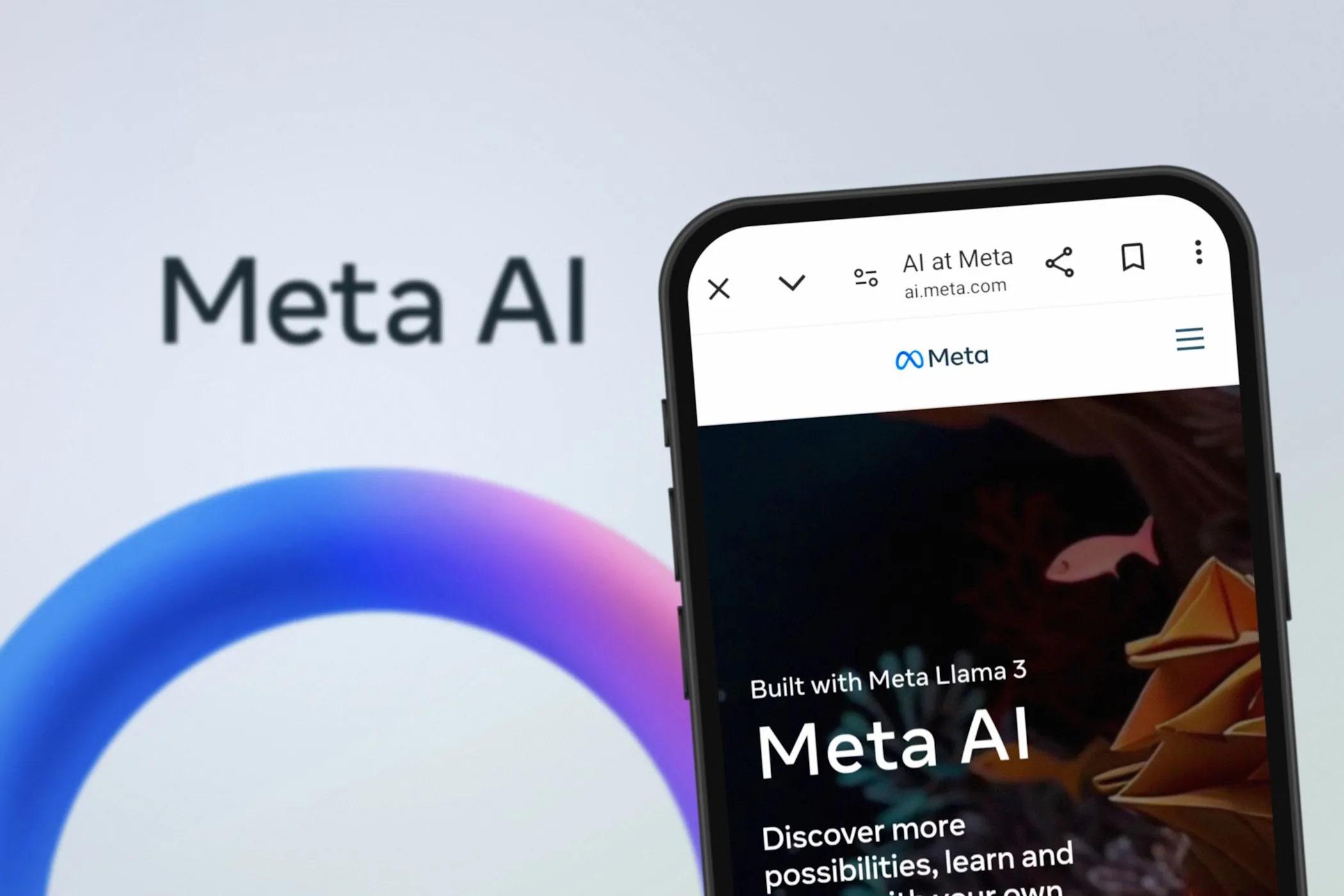 Meta AI hiển thị trên màn hình điện thoại thông minh và máy tính, minh họa việc thu thập dữ liệu người dùng khi tương tác.