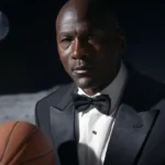 Michael Jordan đang chơi bóng rổ trên mặt trăng trong bộ tuxedo, được tạo bởi AI Aurora