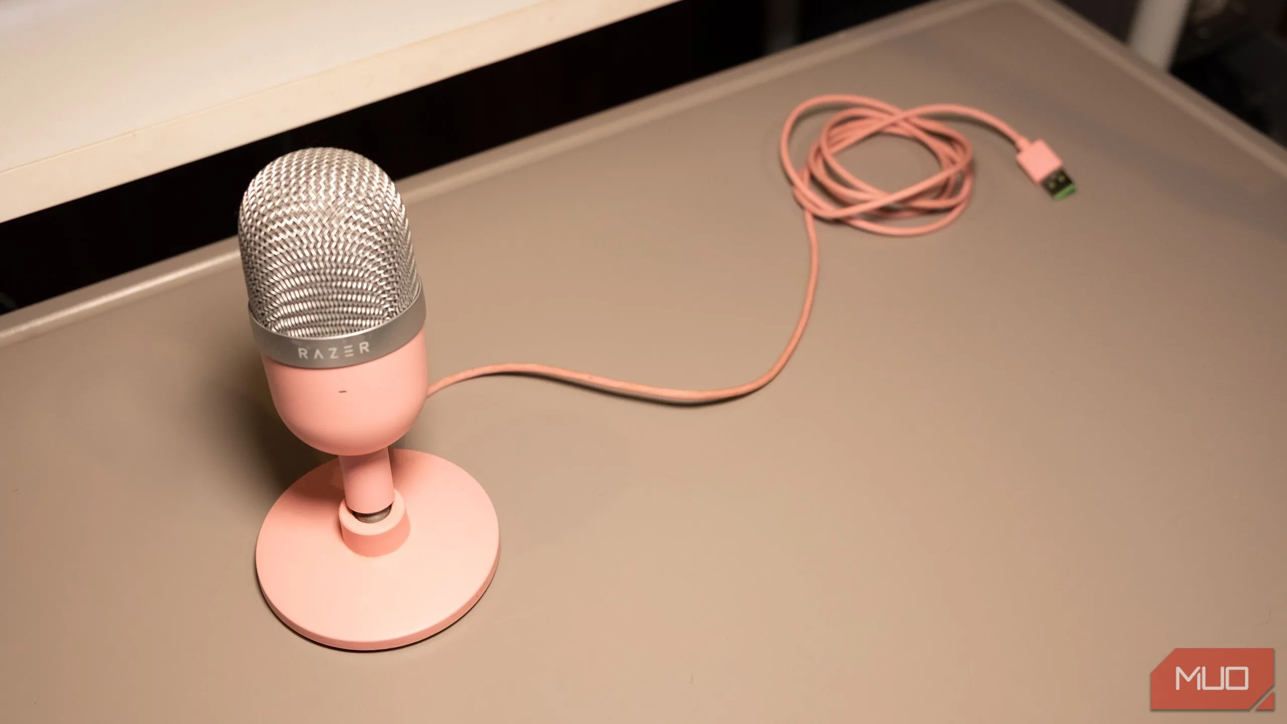 Microphone Razer Seiren Mini trên bàn làm việc