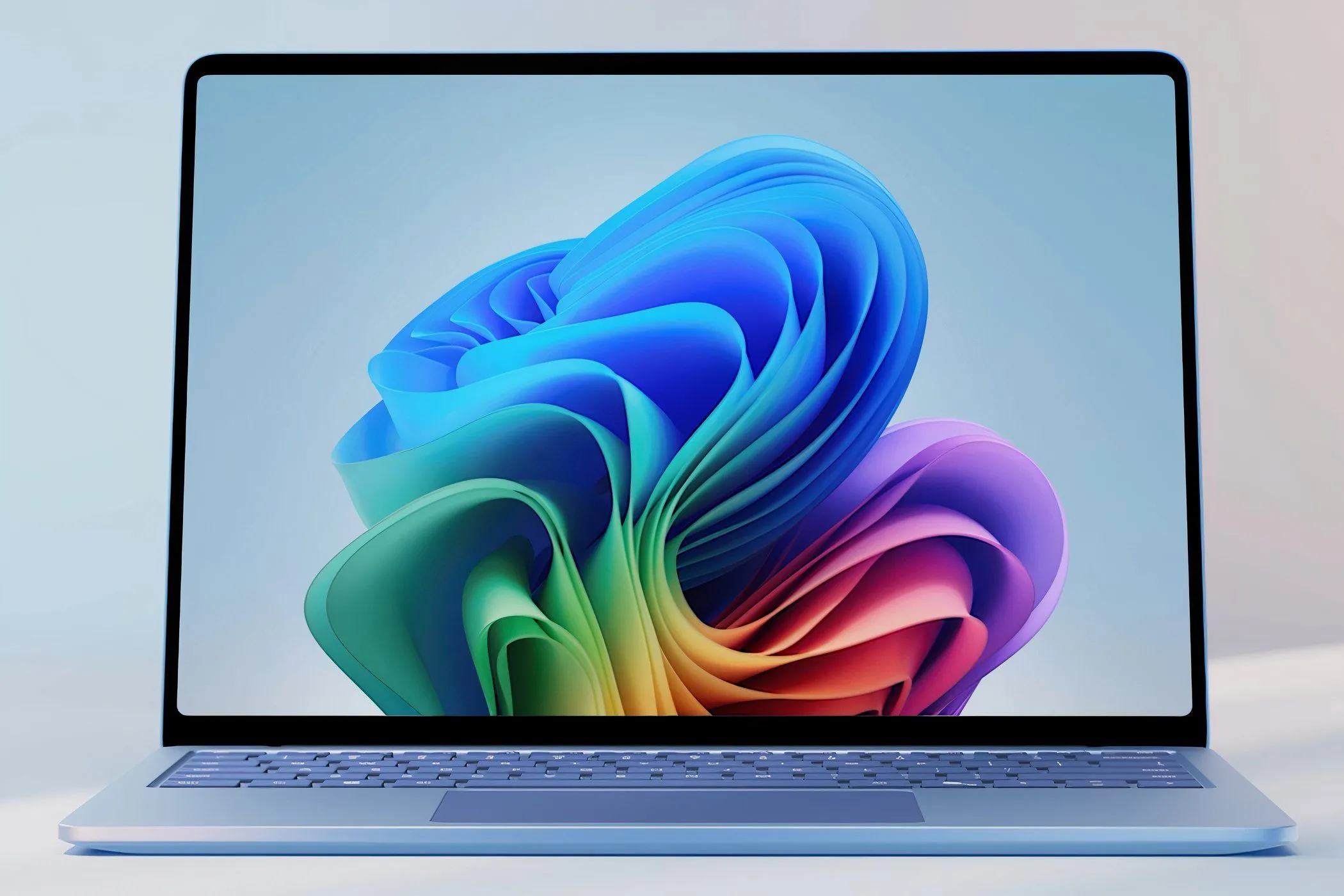 Microsoft Surface Laptop 7th Edition màu bạch kim mở ra, hiển thị màn hình IPS tỷ lệ 3:2.