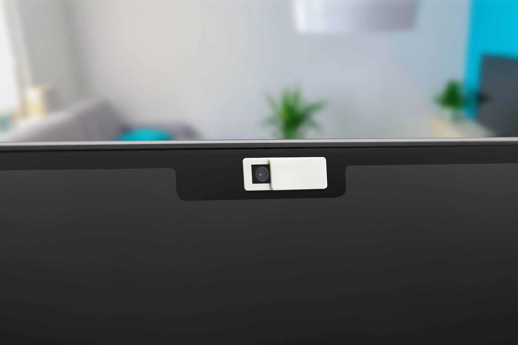 Miếng che camera vật lý được đặt trên webcam của MacBook Air.