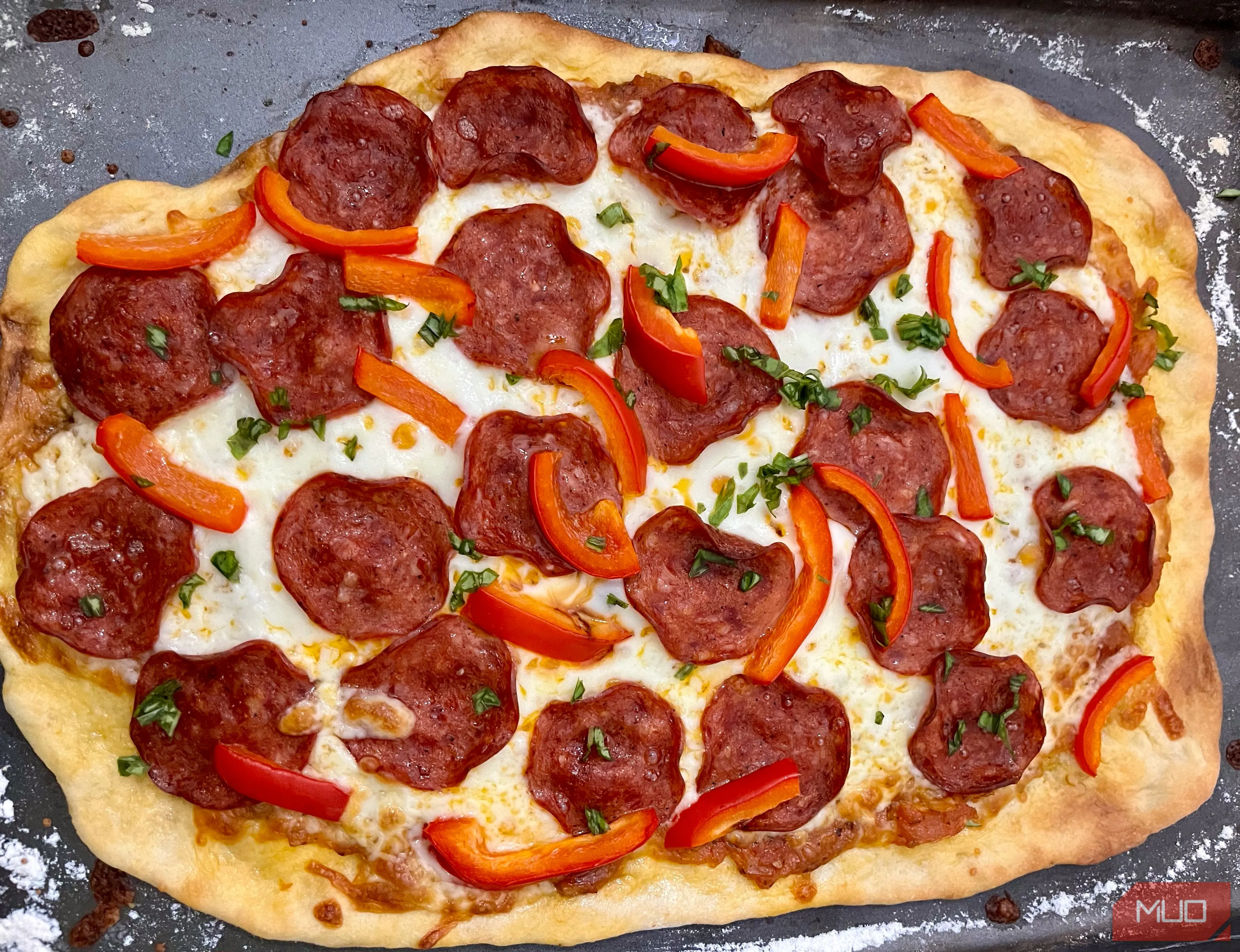 Miếng pizza pepperoni nóng hổi với lớp phô mai chảy và viền bánh vàng giòn, đặt trên thớt gỗ, minh họa quy tắc bố cục trong nhiếp ảnh ẩm thực.