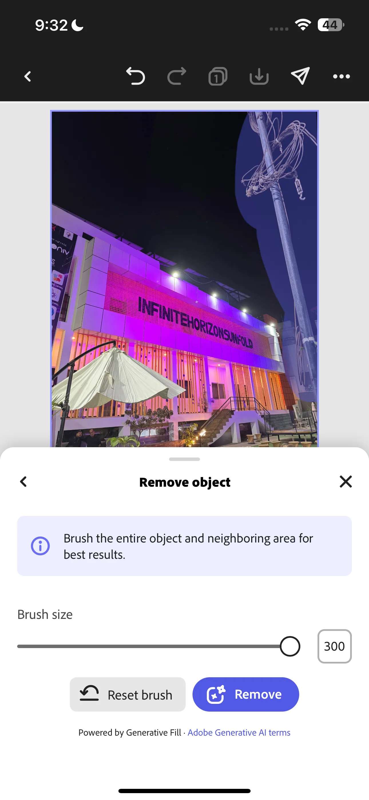 Minh họa công cụ Adobe Express Remove Object xóa cột điện khỏi ảnh