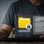 Minh họa nguy cơ bảo mật Windows 11 với biểu tượng thư mục bị khóa, nhấn mạnh lỗ hổng DLL hijacking cho phép chiếm quyền truy cập hệ thống.