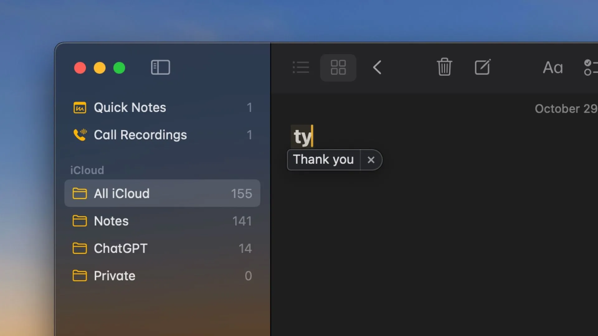 Minh họa tính năng Text Replacement trên macOS, giúp tự động thay thế cụm từ viết tắt thành văn bản đầy đủ, nâng cao hiệu suất gõ phím