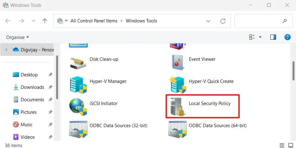 Mở Chính sách bảo mật cục bộ từ Control Panel qua mục Windows Tools