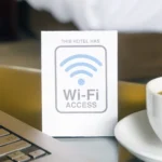 Mô tả người dùng kết nối mạng Wi-Fi tại khách sạn trên máy tính xách tay để truy cập internet.