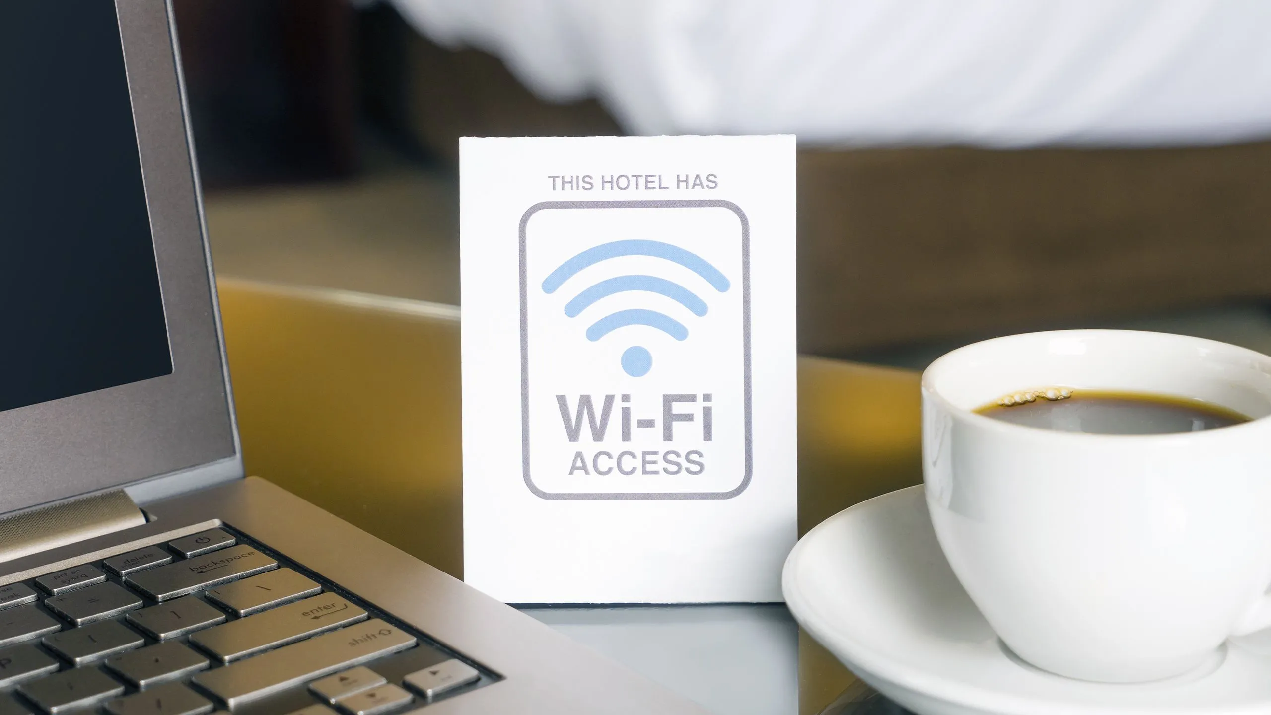 Mô tả người dùng kết nối mạng Wi-Fi tại khách sạn trên máy tính xách tay để truy cập internet.