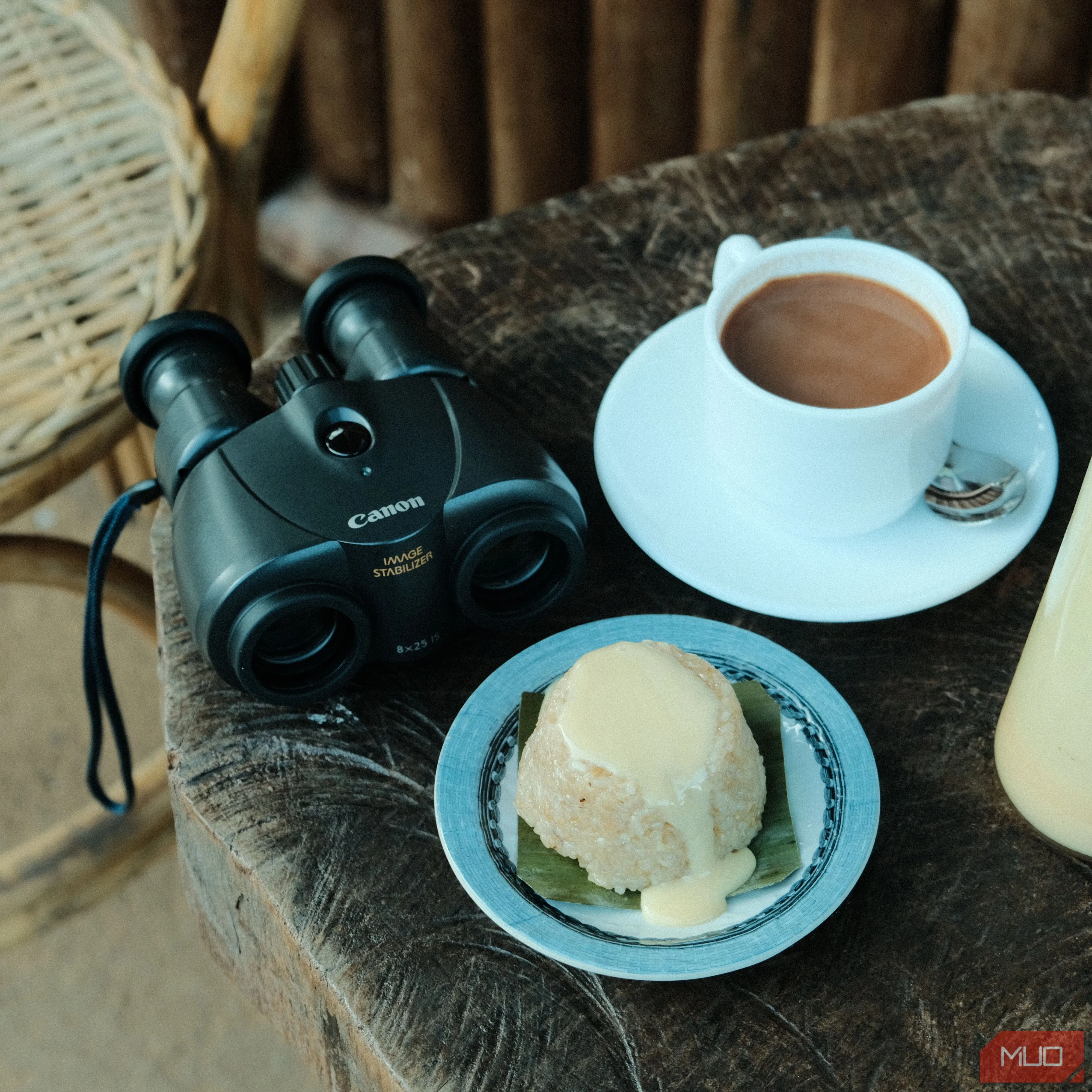 Một bàn ăn đầy món ăn hấp dẫn, chụp từ trên cao bằng máy ảnh Fujifilm X-T20, với màu sắc tươi sáng.