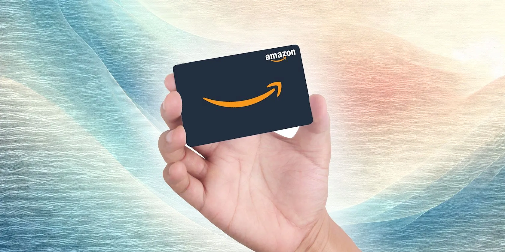 Một bàn tay cầm thẻ quà tặng Amazon, biểu tượng cho các chiêu trò lừa đảo thẻ quà tặng và e-card giả mạo trong mùa Valentine.