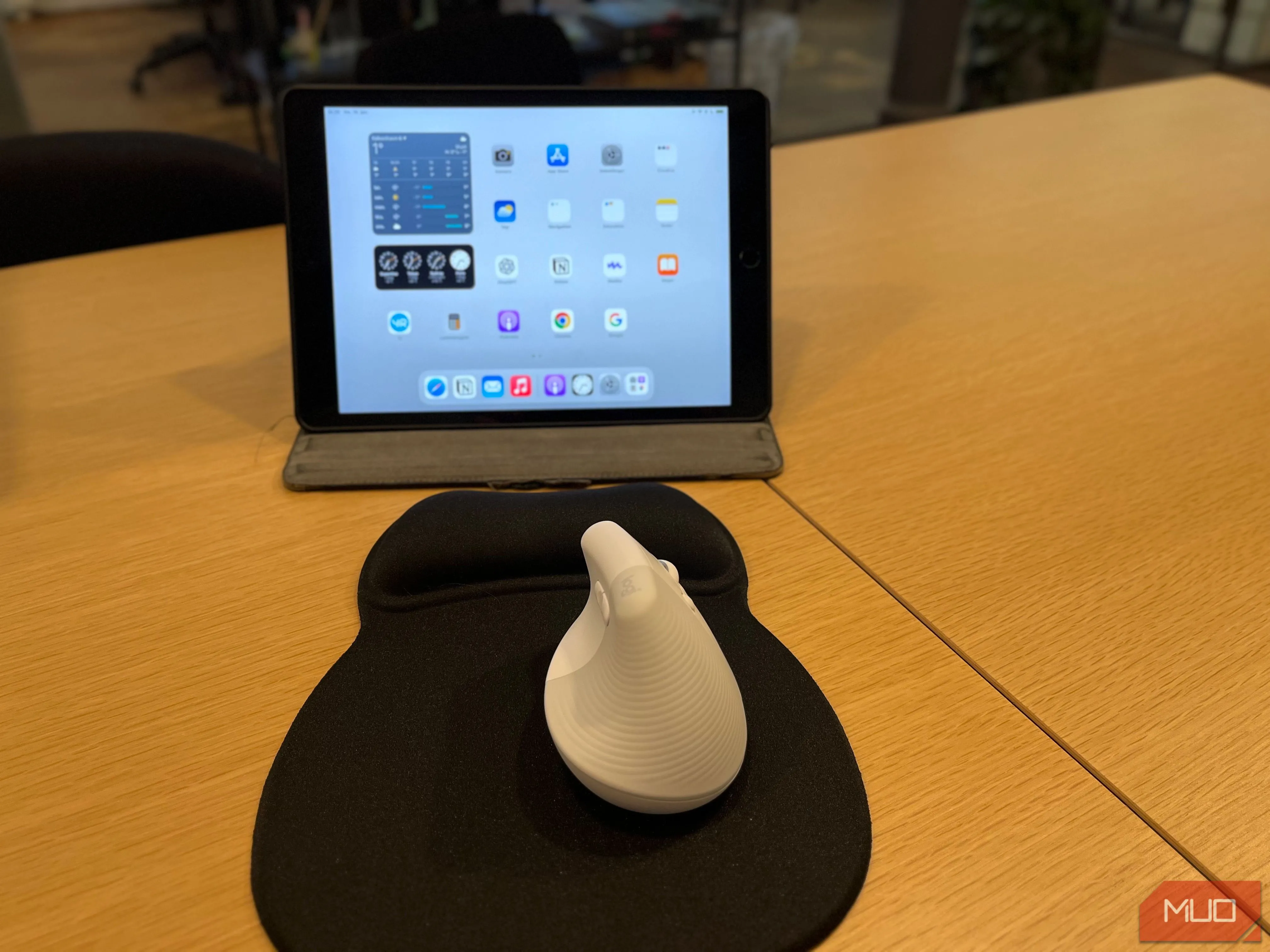 Một chiếc iPad cùng chuột không dây đang kết nối, minh họa khả năng tương thích đa thiết bị của chuột.