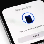 Một chiếc iPhone hiển thị thông báo "NFC Tag Detected" khi được đưa gần một thẻ NFC, minh họa khả năng kích hoạt tự động hóa qua NFC trong ứng dụng Phím tắt.