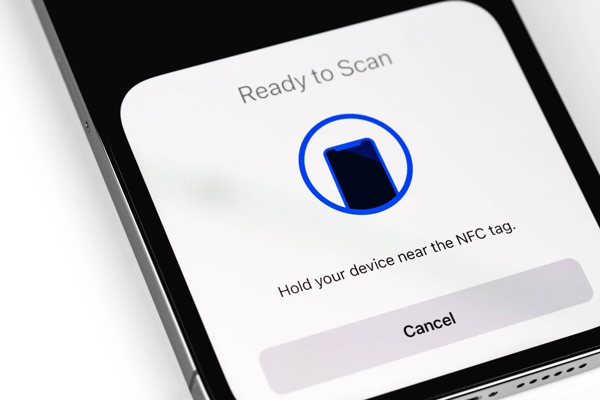 Một chiếc iPhone hiển thị thông báo "NFC Tag Detected" khi được đưa gần một thẻ NFC, minh họa khả năng kích hoạt tự động hóa qua NFC trong ứng dụng Phím tắt.