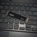 Một chiếc ổ cứng SSD NVMe Crucial P3 Plus được lắp đặt trên bo mạch chủ máy tính xách tay, minh họa cho linh kiện lưu trữ hiện đại trong máy tính.