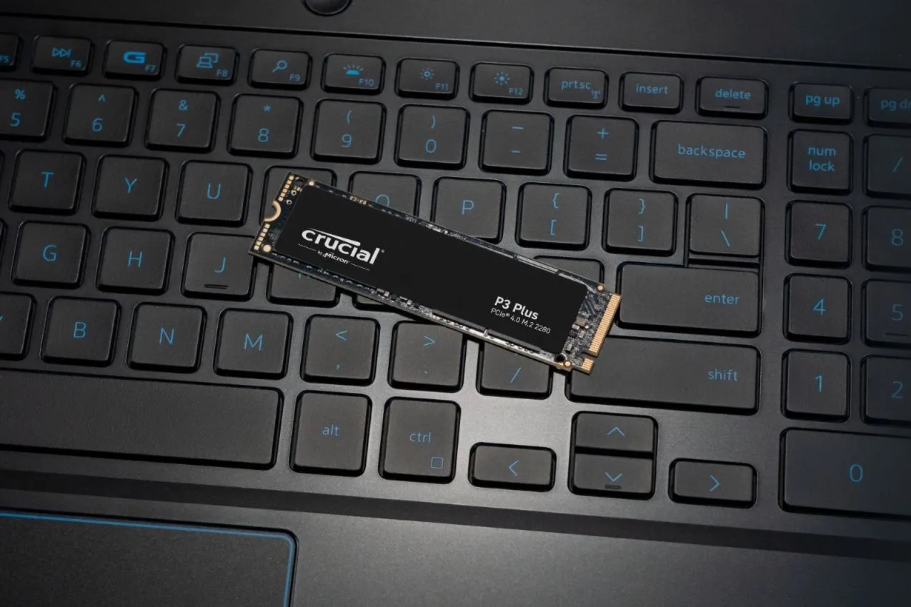 Một chiếc ổ cứng SSD NVMe Crucial P3 Plus được lắp đặt trên bo mạch chủ máy tính xách tay, minh họa cho linh kiện lưu trữ hiện đại trong máy tính.