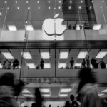 Một cửa hàng Apple với biển hiệu hình quả táo, biểu tượng của hãng công nghệ lớn đang đối mặt với vụ kiện quyền riêng tư Siri.