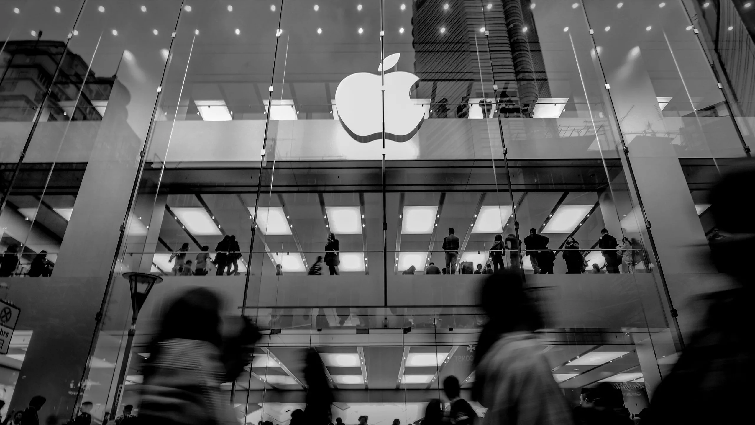 Một cửa hàng Apple với biển hiệu hình quả táo, biểu tượng của hãng công nghệ lớn đang đối mặt với vụ kiện quyền riêng tư Siri.
