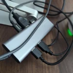 Một dock USB-C với nhiều dây cáp kết nối.