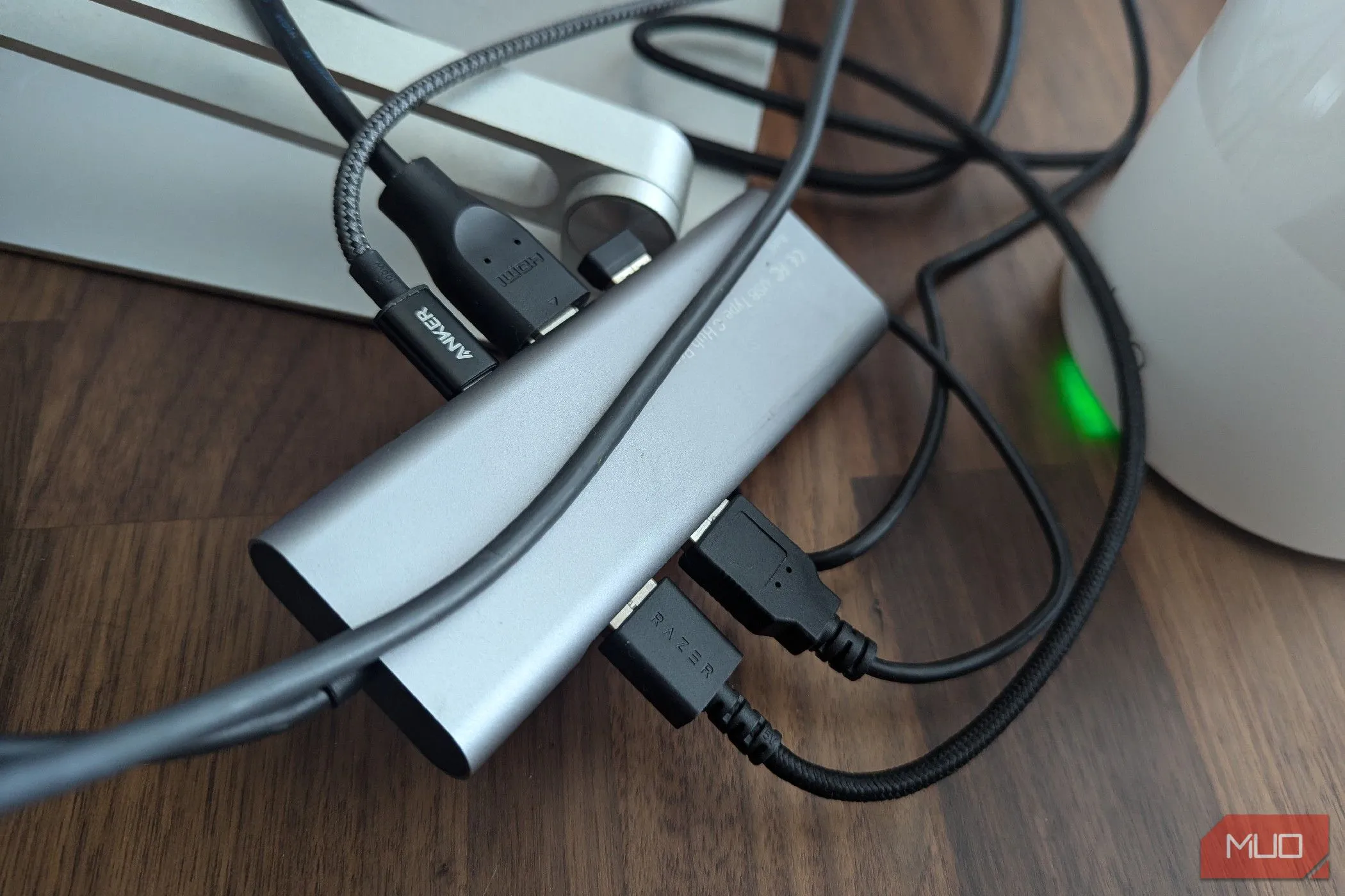 Một dock USB-C với nhiều dây cáp kết nối.