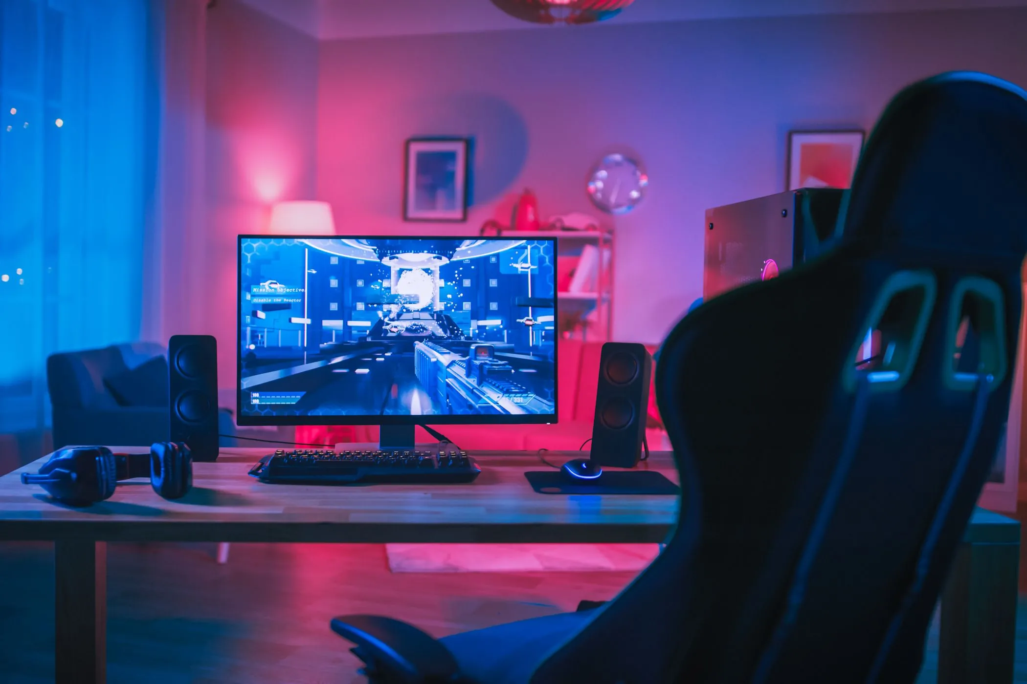 Một góc làm việc và giải trí với máy tính PC, minh họa môi trường có thể bị nhiễu sóng Wi-Fi.