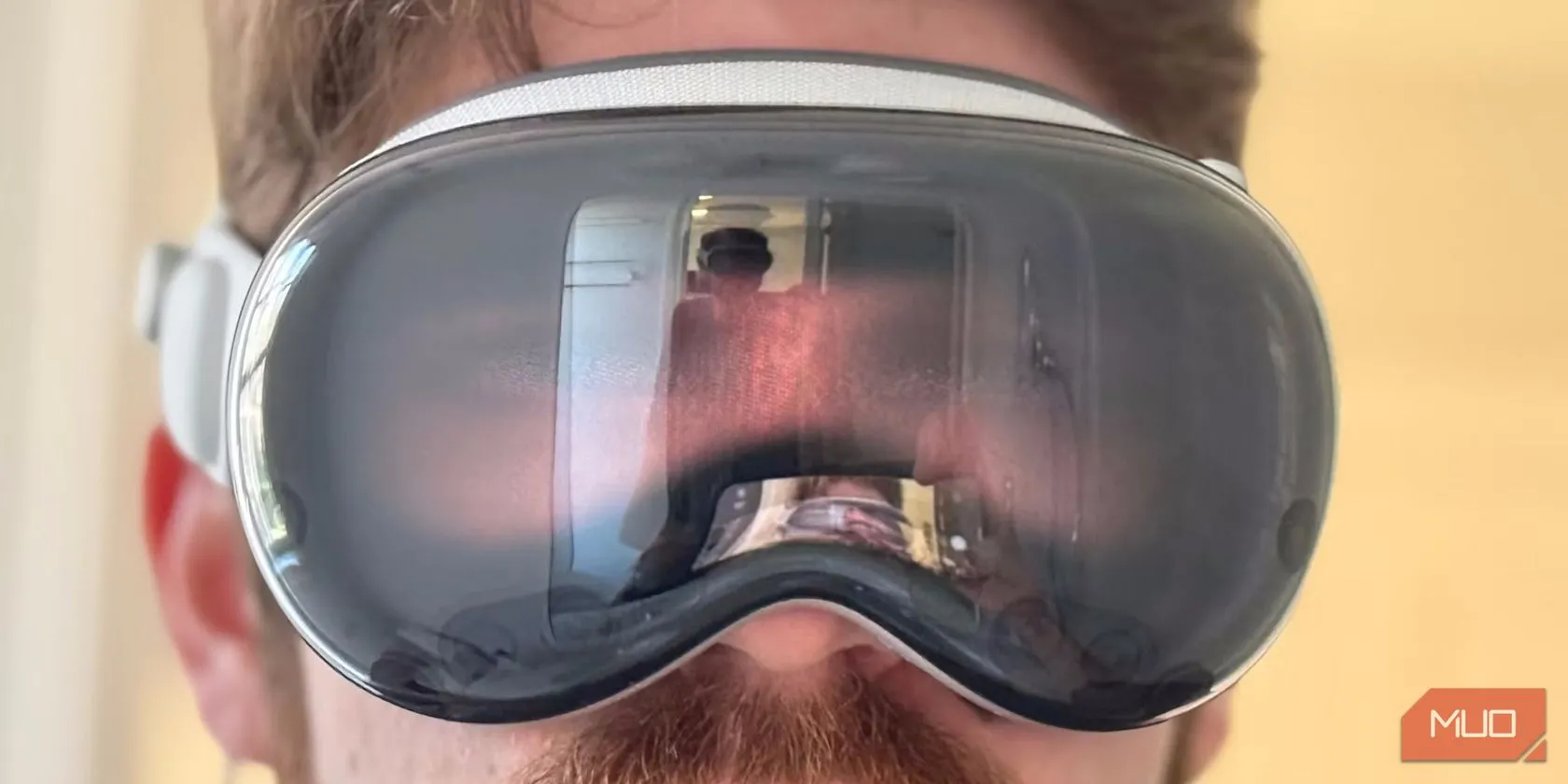 Một người đàn ông trải nghiệm kính Apple Vision Pro, thể hiện công nghệ tiên tiến nhưng vẫn còn hạn chế về khả năng tiếp cận