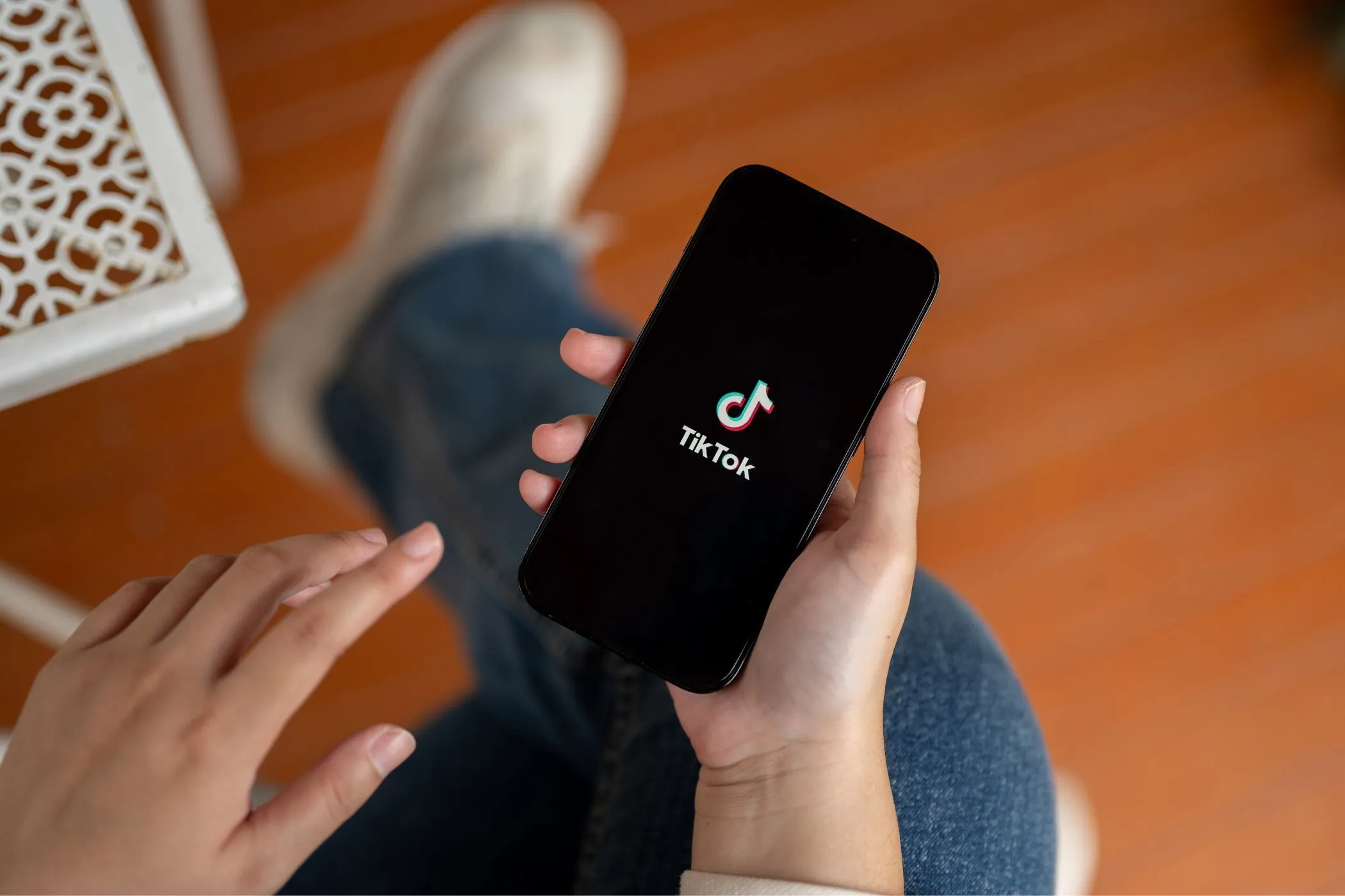 Một người đang cầm điện thoại hiển thị ứng dụng TikTok, minh họa việc thu thập dữ liệu cá nhân