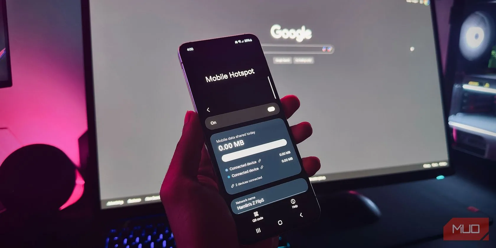 Một người dùng đang cầm điện thoại Android hiển thị tính năng Điểm phát sóng di động, phương pháp an toàn hơn so với Wi-Fi công cộng để kết nối internet