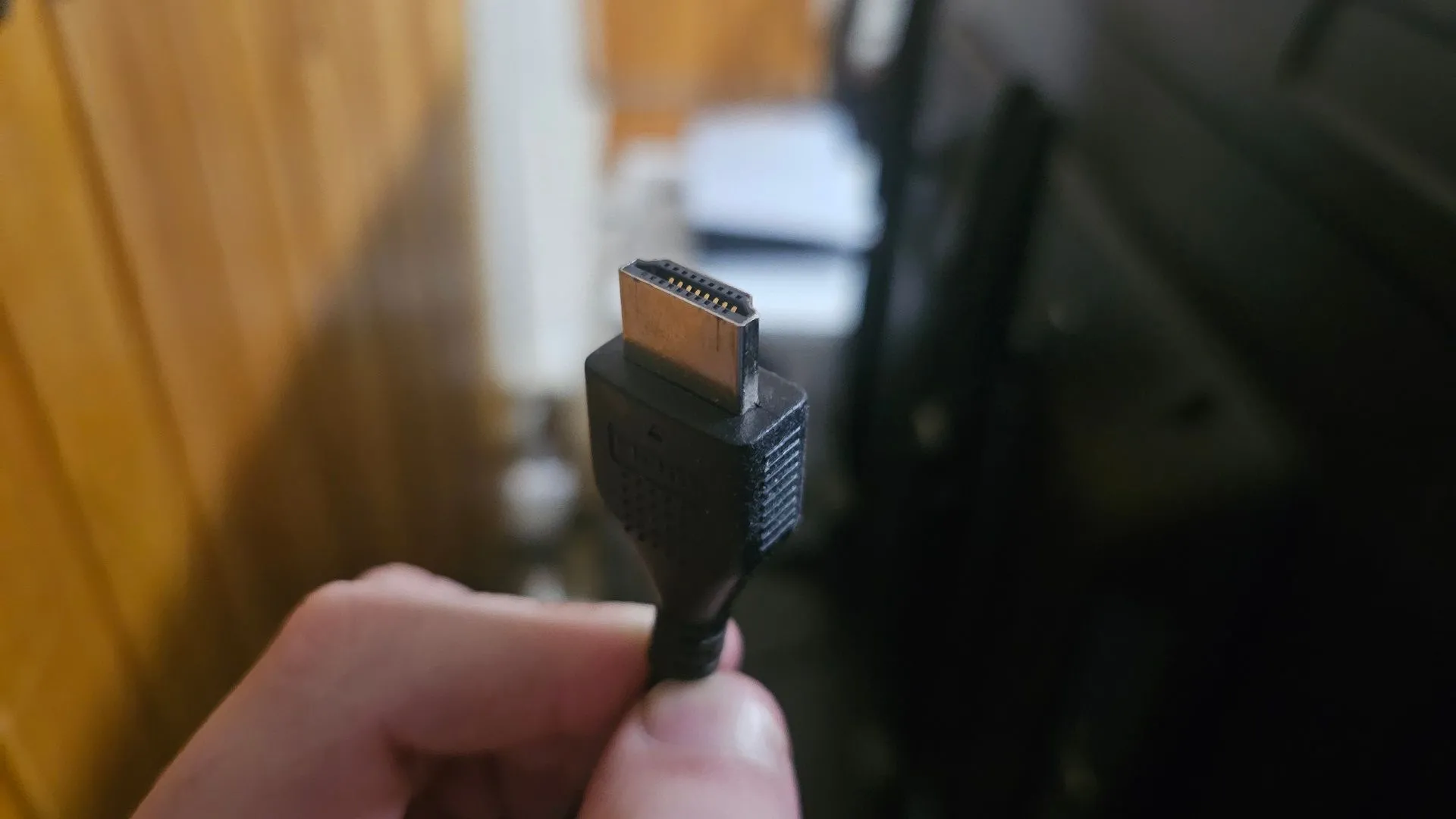 Một sợi cáp HDMI, biểu tượng cho khả năng kết nối và điều khiển thiết bị điện tử qua HDMI-CEC.