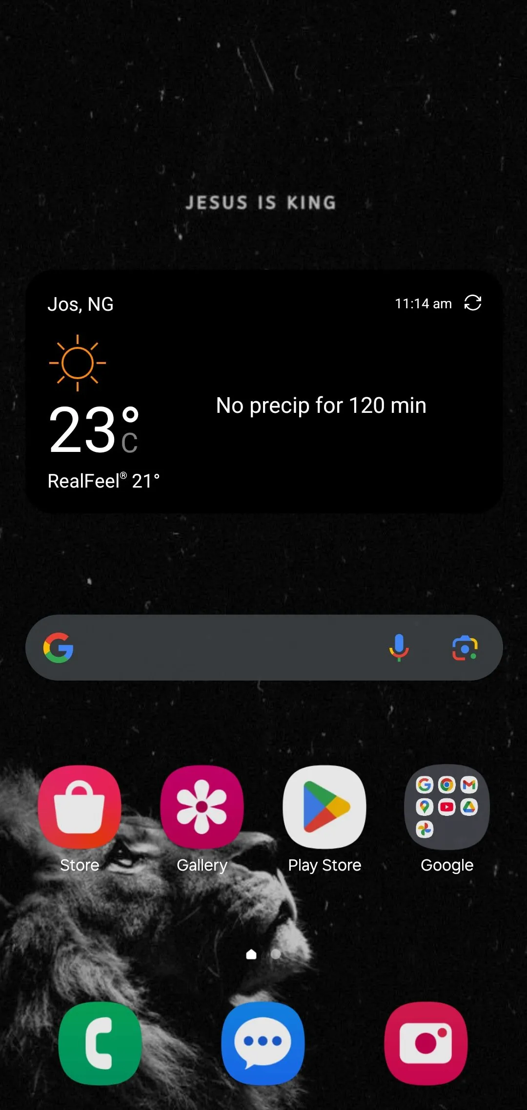 Một widget của AccuWeather được đặt trên màn hình chính của điện thoại.