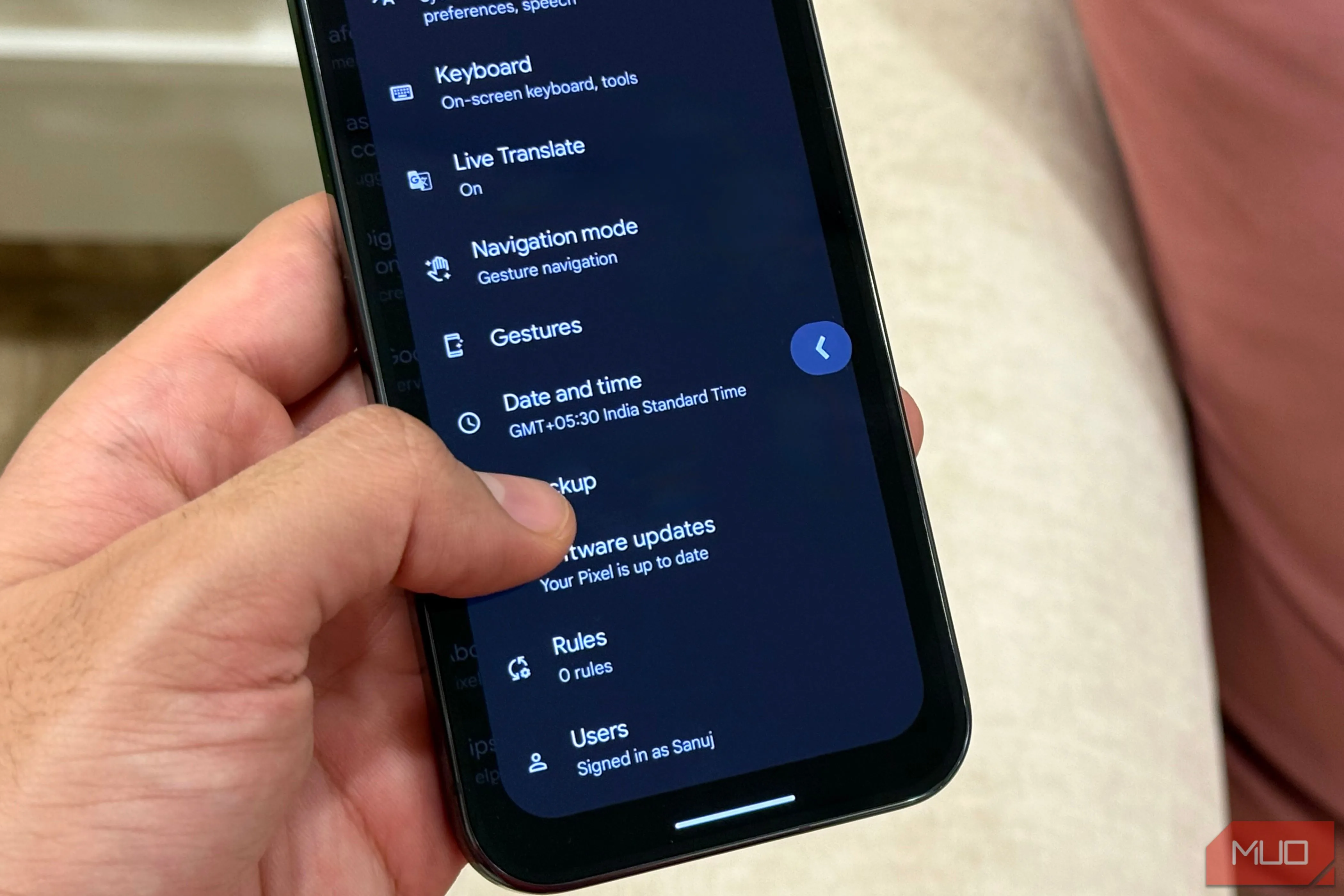 Mũi tên chỉ dẫn cử chỉ vuốt từ cạnh màn hình để quay lại trên một thiết bị Android, thể hiện sự tiện lợi và nhất quán