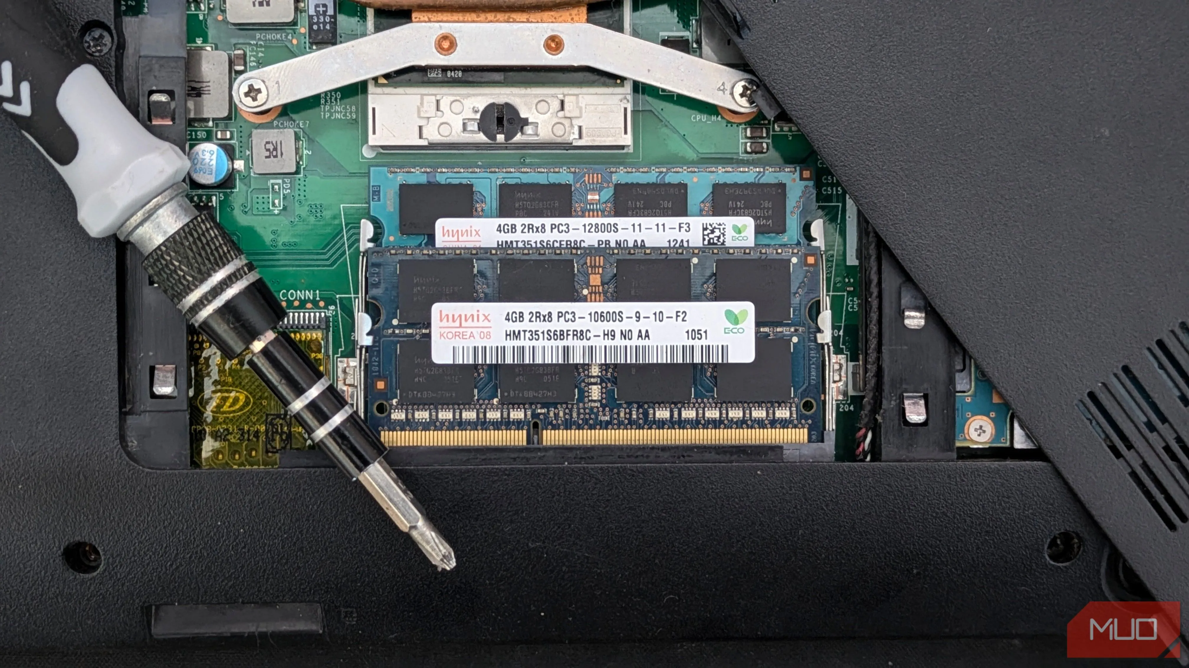 Nâng cấp RAM laptop để cải thiện hiệu suất đa nhiệm và tốc độ xử lý.