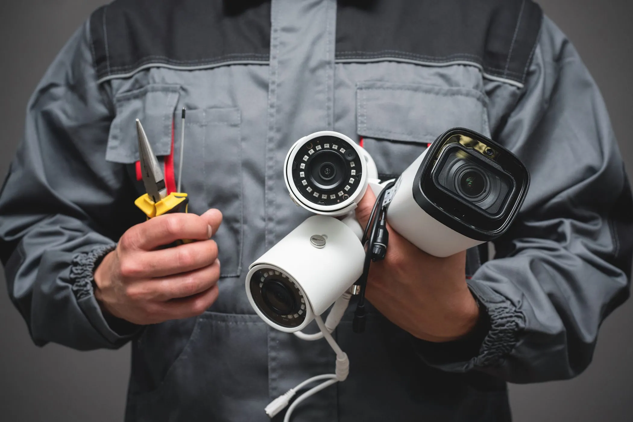 Người đàn ông cầm camera an ninh, biểu tượng cho sự giám sát và thu thập dữ liệu từ TV thông minh