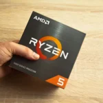 Người đàn ông cầm hộp bộ vi xử lý AMD Ryzen 5000 Series