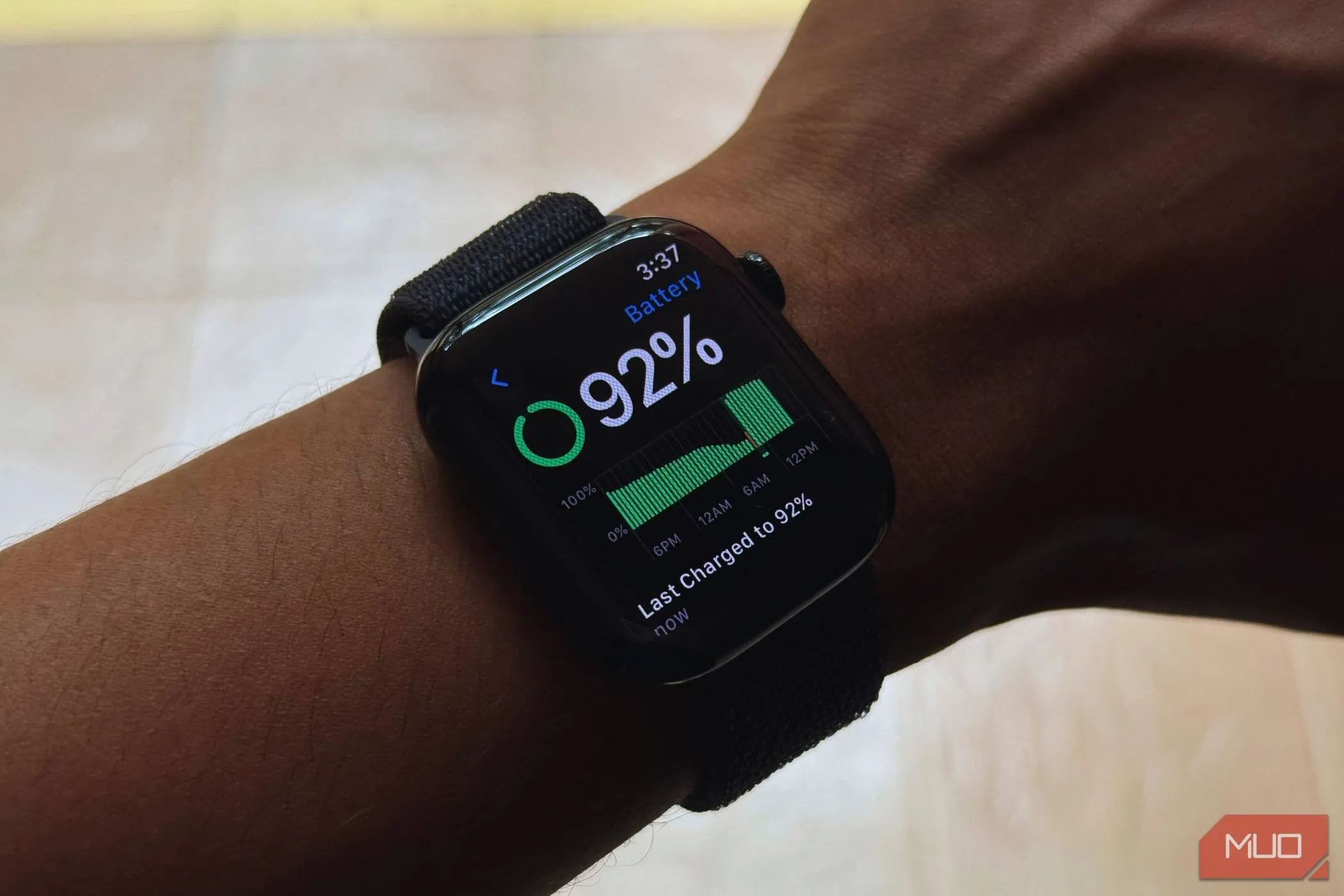 Người đàn ông đeo Apple Watch Series 10 trên cổ tay, màn hình hiển thị trạng thái pin