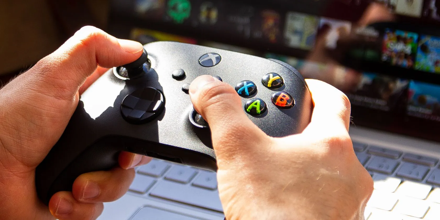 Người đàn ông sử dụng tay cầm Xbox để chơi game trên Chromebook