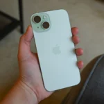 Người dùng cầm iPhone 15, minh họa thiết kế và màn hình Dynamic Island của flagship năm trước