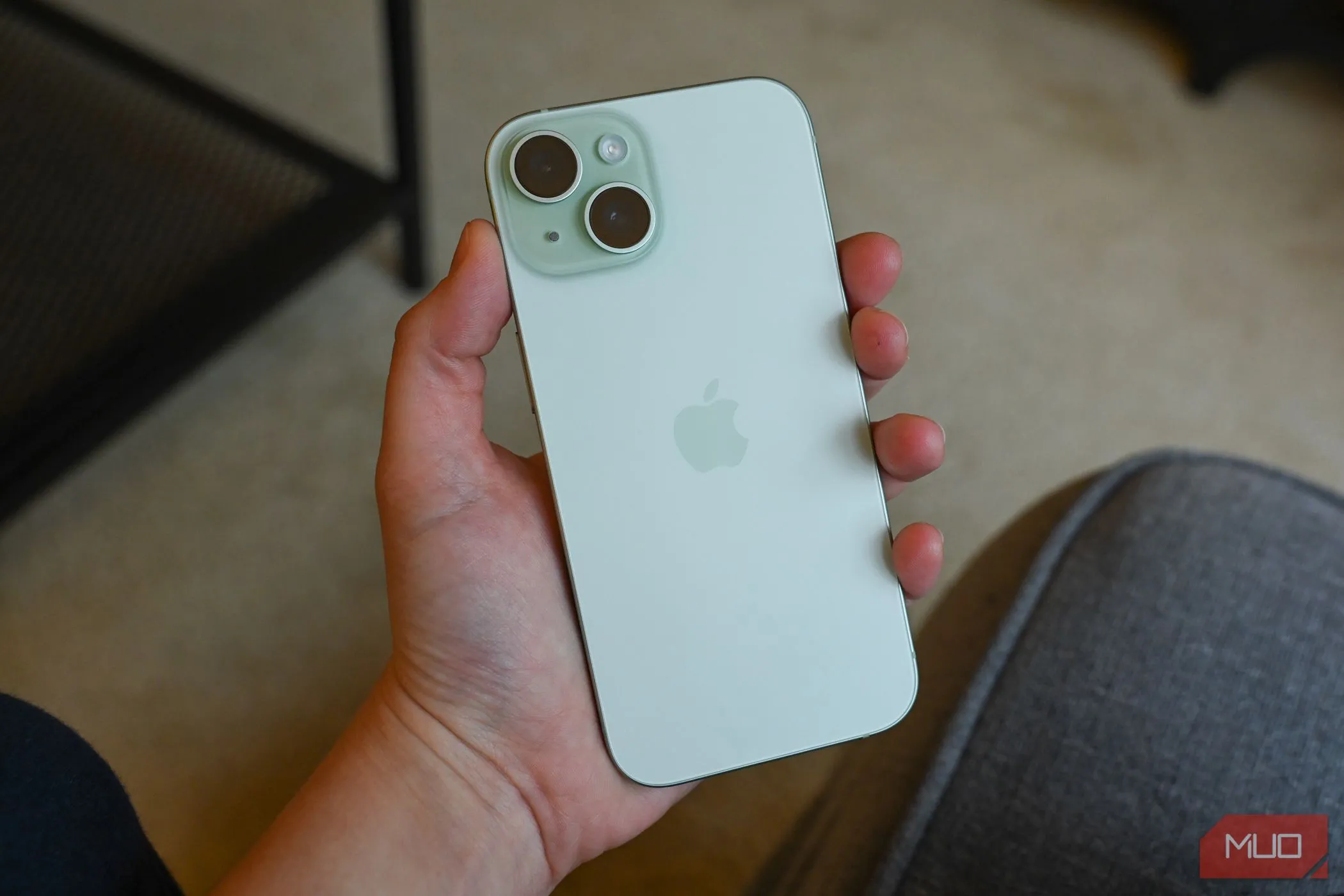 Người dùng cầm iPhone 15, minh họa thiết kế và màn hình Dynamic Island của flagship năm trước